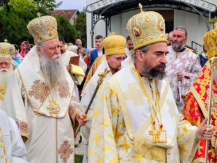Јасеновац: Митрополити Методије и Јоаникије служили литургију