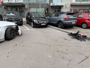Slovenka pijana poršeom polupala parkirana auta