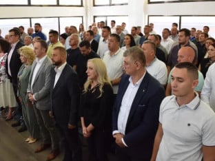 Članovi GO SDS-a satima na jednoj tački dnevnog reda