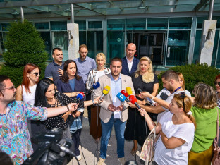 „Школа без терета“ – Дринић испред ПДП-а предао иницијативу Влади Српске