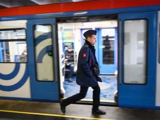 Путник који је легао на шине у Москви мора да плати штету метроу