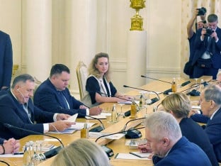 Dodik na sastanku sa Lavrovom, evo šta mu je poklonio