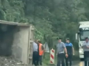 Prevrnuo se kamion kod tunela Vranduk (VIDEO)