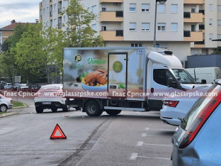 Luksuzni „mercedes“ i kamion se sudarili na parkingu (FOTO)