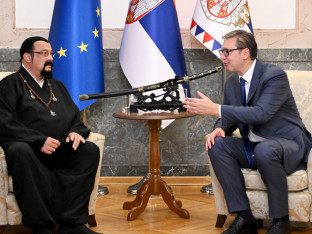 Vučić: Velika čast da Stiven Sigal smatra Srbiju svojom drugom državom