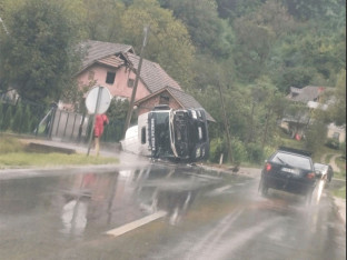 Prevrnula se cisterna u Milićima, benzin curi po magistralnom putu!
