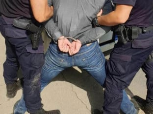 Tokom hapšenja blokirao vrata i policiji prijetio nožem