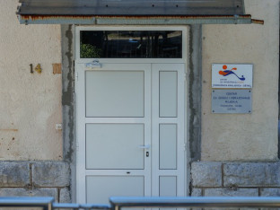 Pet žena optuženo za smrt 14-godišnjaka u rehabilitacionom centru