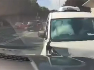 Vozio u kontra pravcu i udario dva auta (VIDEO)