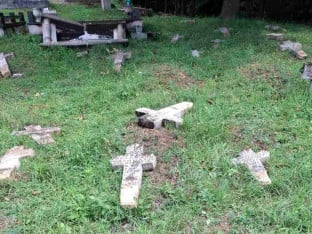 Linta: Rušenje 60 krstova na pravoslavnom groblju kod Zenice bezuman i varvarski čin
