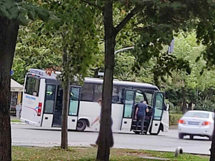Nesvakidašnja nezgoda u Banjaluci, putnici čekali zamjenu gume na autobusu