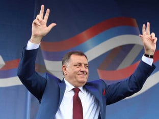 Dodik pozvao građane da ponosno istaknu srpske trobojke