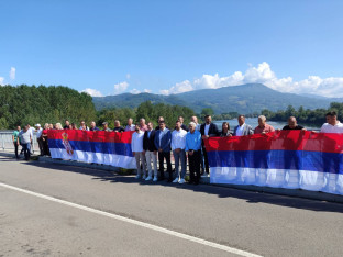 Spojene zastave na mostu Bratoljub (FOTO)