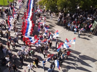 Razvijena srpska trobojka duga 120 metara  (VIDEO)