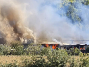 Gori fabrika vrata i prozora u Buku