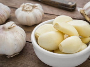 Način kako sjeckate bijeli luk mijenja njegov ukus
