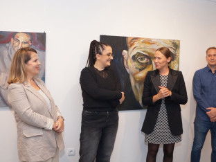 Otvorena autorska izložba Milice Radojčić "Lica bez maske
