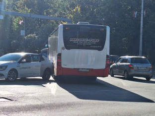 Sudar auta i autobusa kod Narodnog pozorišta RS