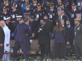 Otkud Stiven Sigal na vojnoj paradi u Beogradu?