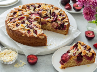 Recept dana: Kolač sa šljivama i bademima