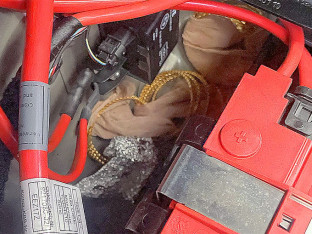 Carinici pronašli zlato u gepeku automobila, skriveno iza akumulatora