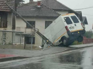 Neobičan udes: Kombijem oborio radar