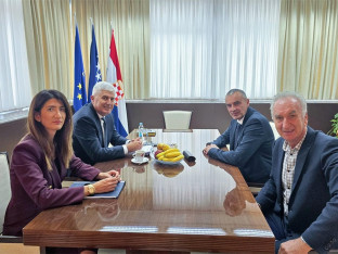 Čović "tvitnuo" fotografiju sa Šarovićem i Babaljom