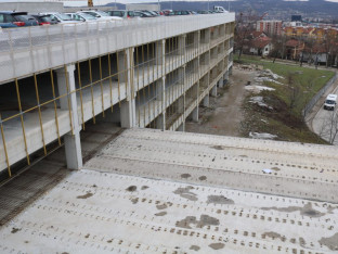 УКЦ "диже руке" од фирме која није завршила гаражу