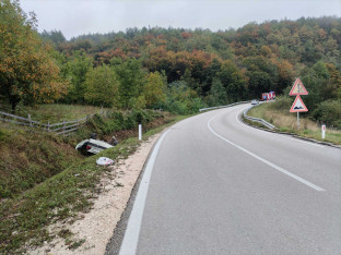 Auto na krovu: Dvije osobe povrijeđene u Ribniku