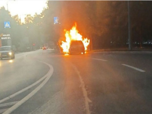 Gorio automobil u Banjaluci, vozilo potpuno uništeno (VIDEO)