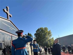 Минић положио вијенац на споменик погинулим борцима на гробљу "Свети Пантелија"