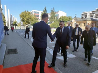 Počeo sastanak Minića i Stanivukovića