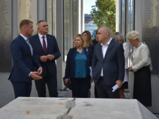 Minić i Stanivuković posjetili centralno spomen-obilježje poginulim borcima