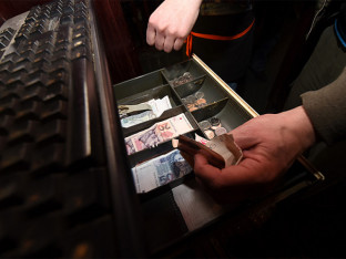 Iz marketa ukradeni kasa s novcem i cigarete