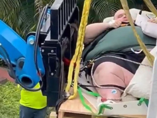 Muškarca od 272 kilograma pomoću krana iznijeli iz njegove kuće (VIDEO)