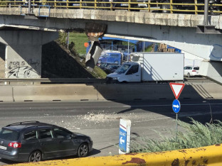 Отпада бетон са надвожњака у Трну