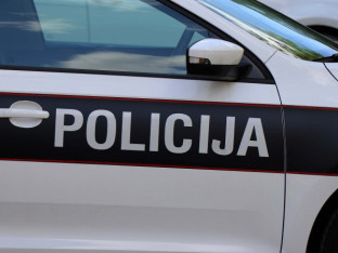 „Mercedes“ sletio s puta, poginuo mladić