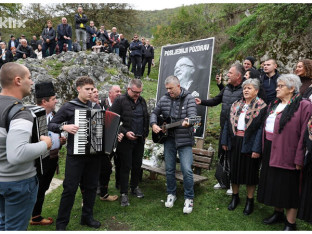 Kod Knežak izvora mještani odali počast Halidu Bešliću