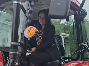 Начелница Језера у штиклама провозала нови трактор (ВИДЕО)