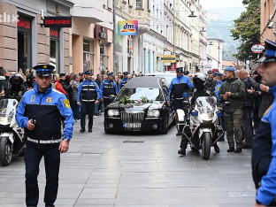 Завршен вјерски обред, испраћај Халиду Бешлићу кренуо према гробљу