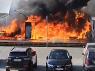 Požar ispred skupštine Srbije (VIDEO)