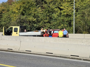 Sudar na brzoj cesti kod Banjaluke: Autom se zabio u vozilo putarske službe