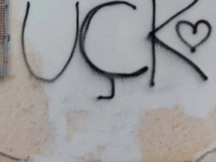 U selu kod Lipljana u blizini škole i obdaništa ispisani grafiti "UČK"