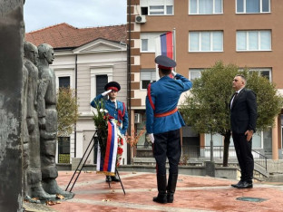 Минић положио вијенац код спомен-обиљежја погинулим борцима ВРС у Дервенти