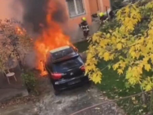 Banjaluka: Automobil gorio u dvorištu (VIDEO)