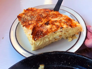 Pita za koju nema bržeg i boljeg recepta, tajna je u jednom sastojku (VIDEO)