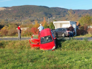 Težak sudar dva automobila kod Prijedora, put zatvoren
