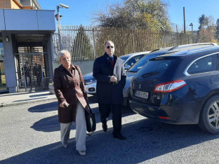 Naočale za sunce u sudnici i dokumenti na roštilju: Bizarni detalji sa ročišta Osmici i Debevcu