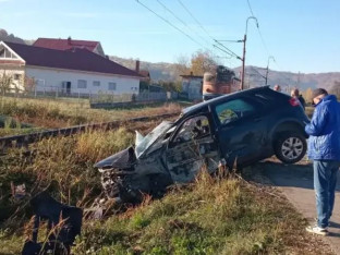 Automobil podletio pod lokomotivu