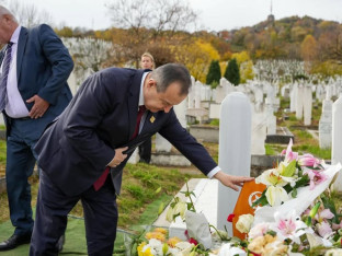 Dačić položio cvijeće na grob Halida Bešlića